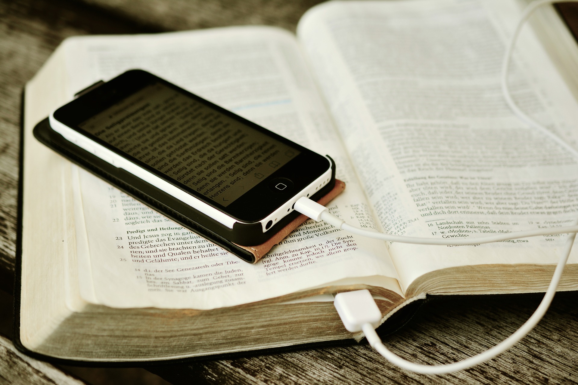 bible 2690295 1920